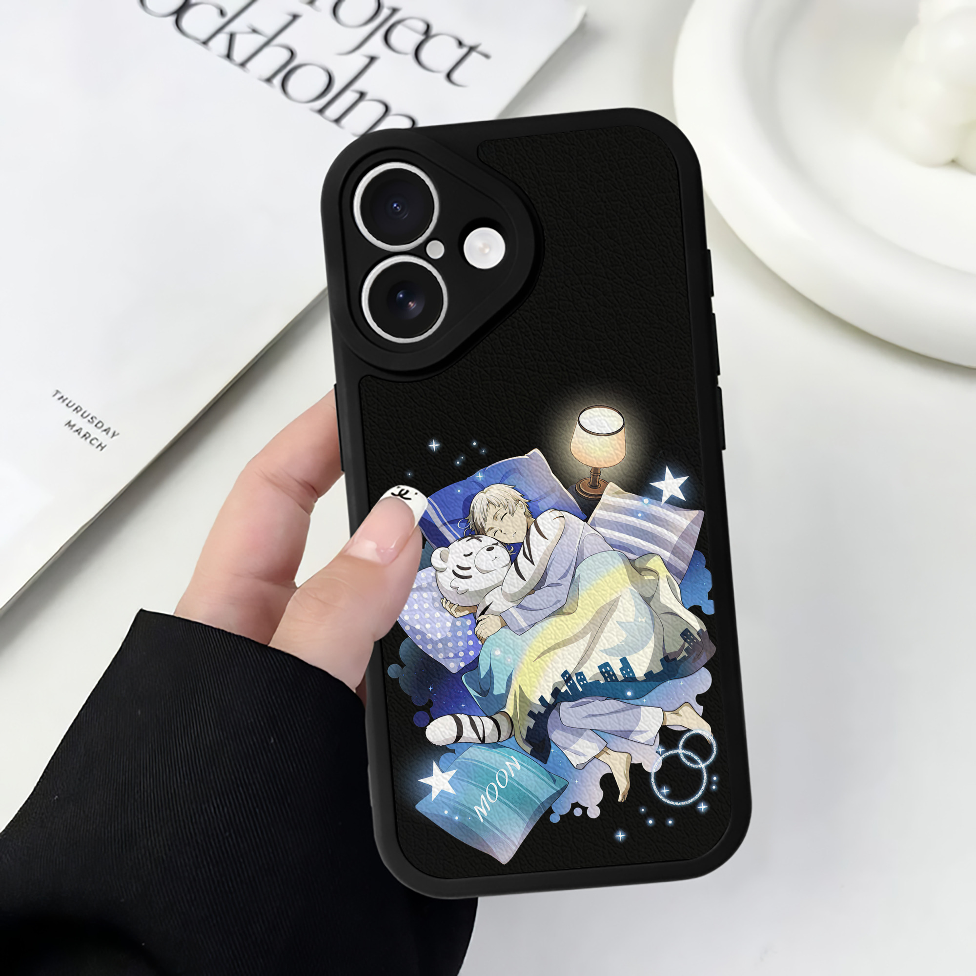（画像用） 文豪ストレイドッグス Bungo Stray Dogs 【iPhone 16シリーズ対応】シリコンスマホケース（レザー調） 材質：シリコン